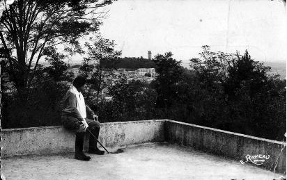 Paul Fort sur sa terrasse face  la tour de Montlhry
