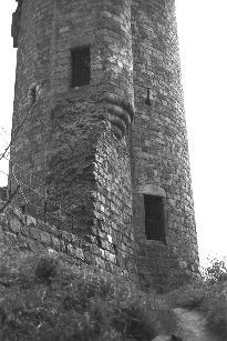 Vue de la poterne depuis le fossé extérieur du château